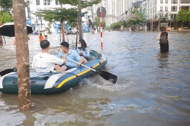 Biệt thự triệu đô Hà Nội hóa 'ốc đảo' sau mưa, thuyền bè tấp nập