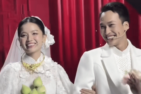 Bình và Hồng của 'Mưa đỏ' thành đôi trên sàn catwalk