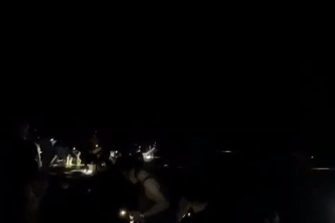 Cả làng rủ nhau mang bao tải, soi đèn săn ‘lộc biển’ ở Ninh Bình