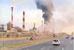 Cháy lớn tại nhà máy lọc dầu Nga. Ảnh: Mehrnews