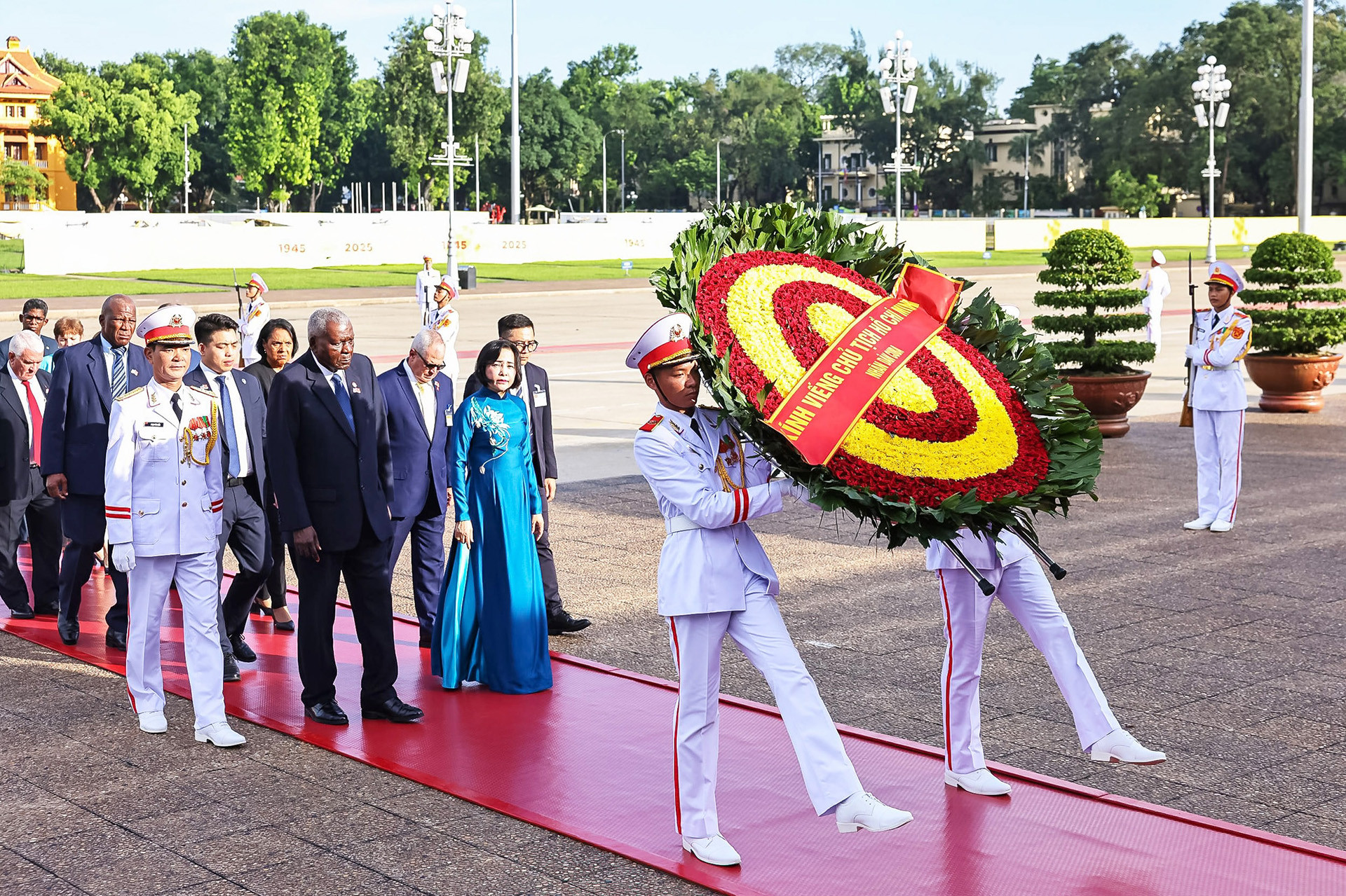 Chủ tịch Quốc hội Cuba vào Lăng viếng Chủ tịch Hồ Chí Minh