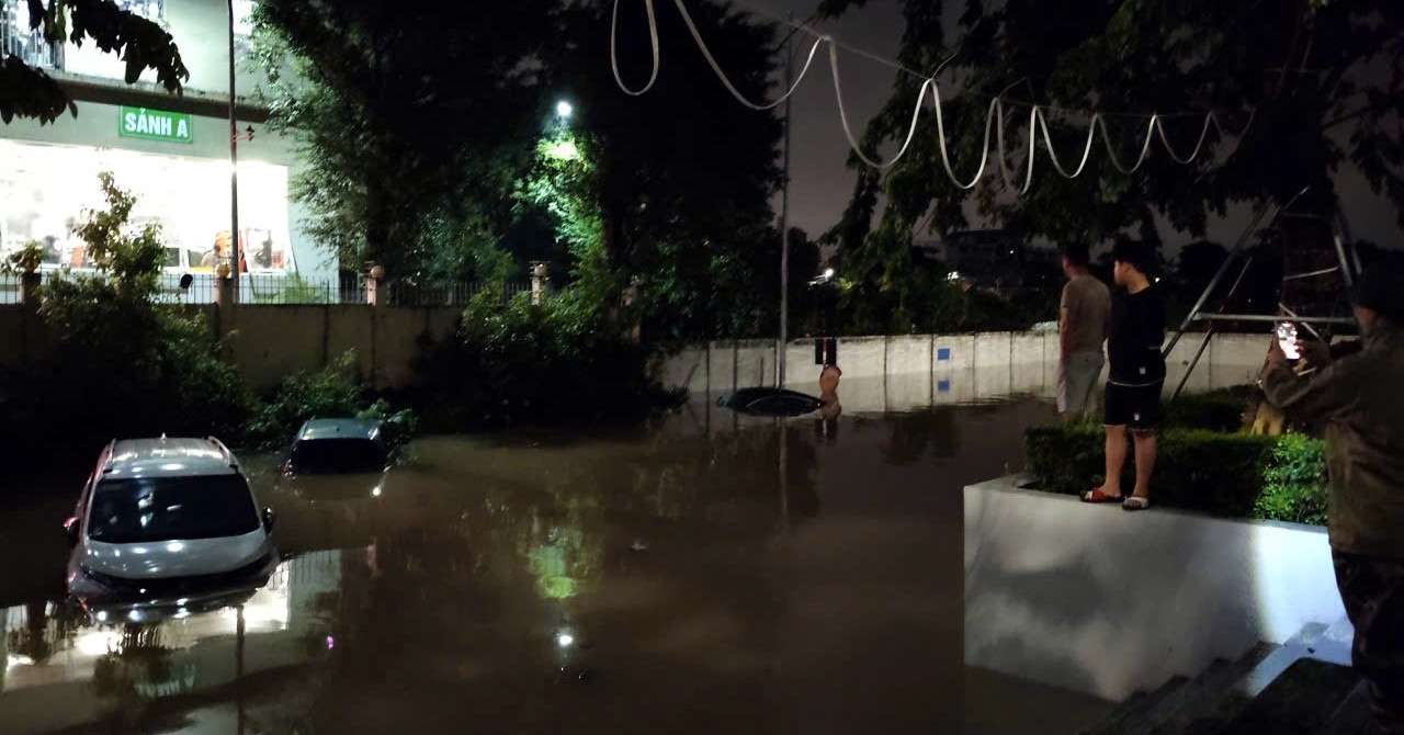 Chung cư ở Hà Nội bị cô lập, loạt ô tô ngâm trong nước đục ngầu