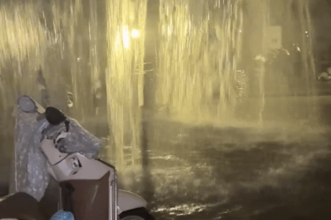 Clip nước đổ ồ ạt từ giếng trời, hầm chung cư ở Hà Nội thành bể chứa khổng lồ