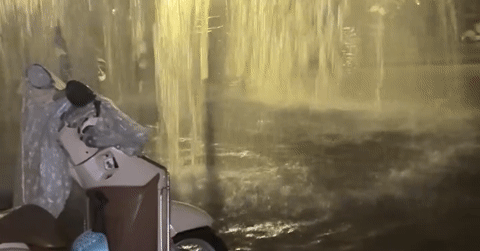 Clip nước đổ ồ ạt từ giếng trời, hầm chung cư ở Hà Nội thành bể chứa khổng lồ