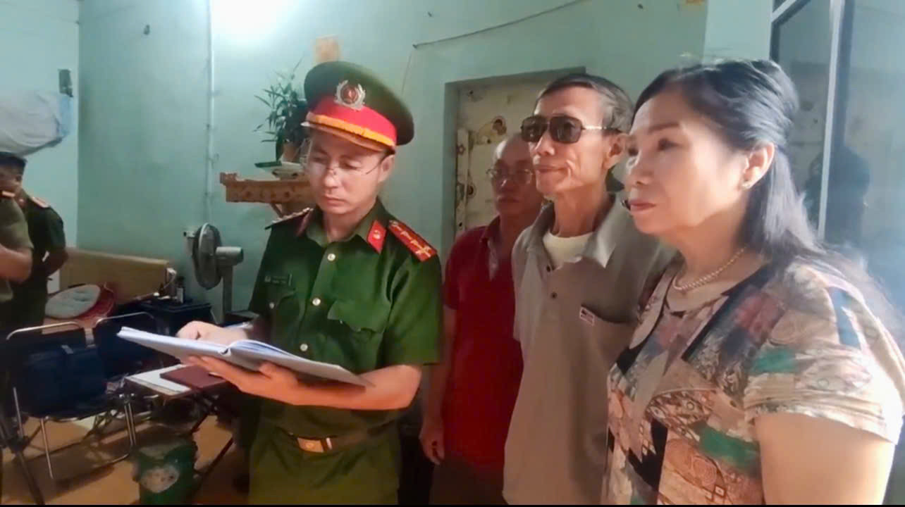 Cơ quan Công an đọc lệnh khám xét khẩn cấp trước sự chứng kiến của chính quyền địa phương.jpg