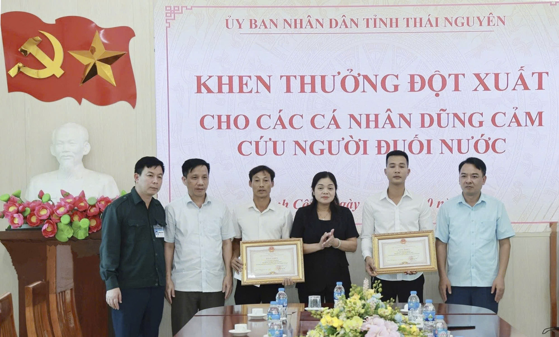 Cứu người do lũ cuốn thái nguyên_3.JPG.jpg