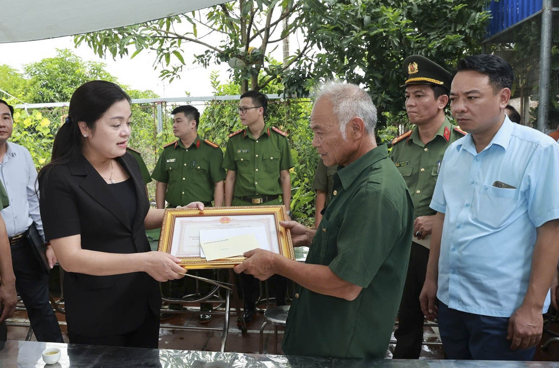 Cứu người do lũ cuốn thái nguyên_4.JPG.jpg