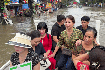 Đường Hà Nội ngập sâu cả mét nước, CSGT làm điều đặc biệt cho người dân
