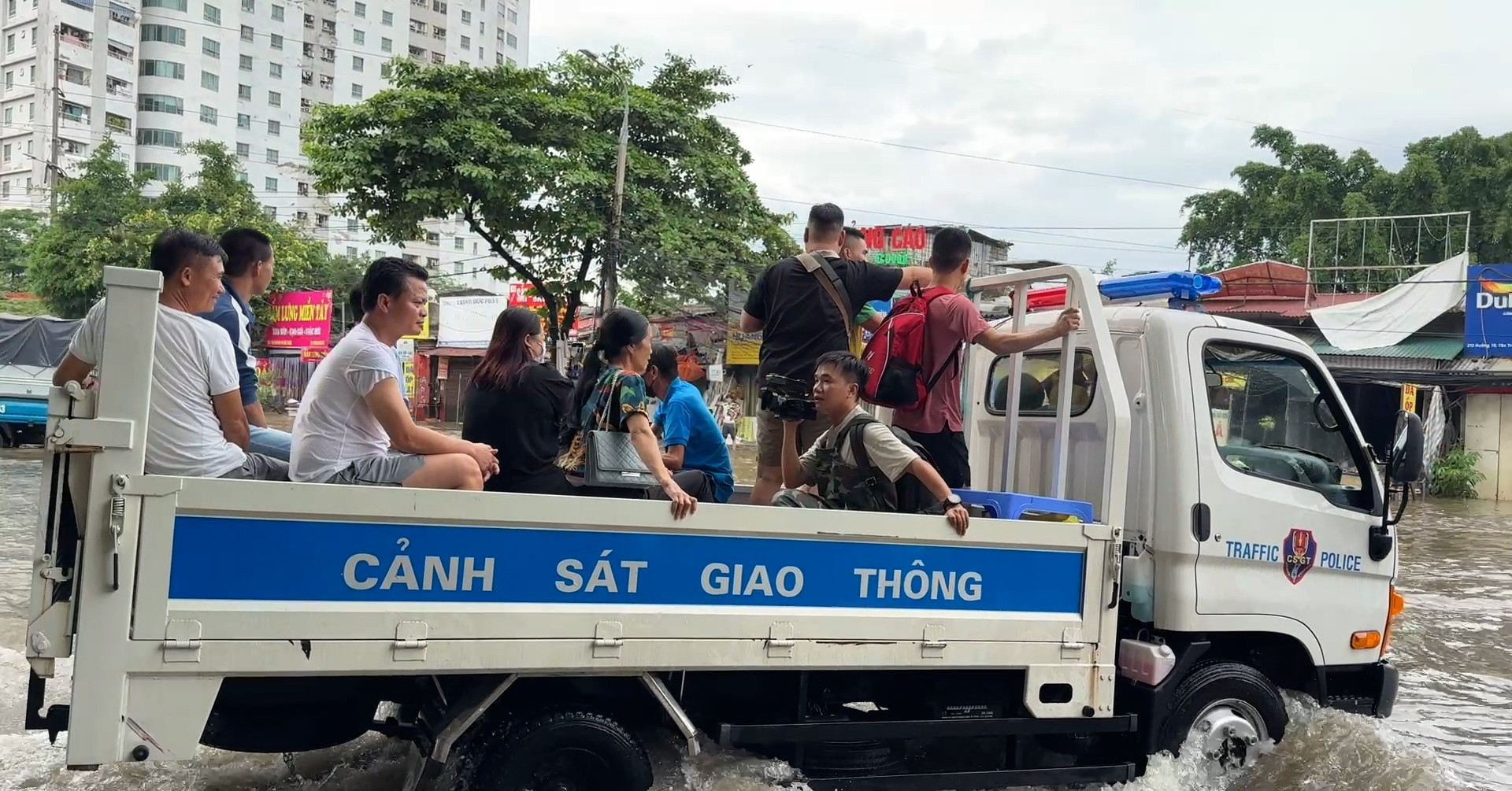 Đường Hà Nội ngập sâu cả mét nước, CSGT làm điều đặc biệt cho người dân