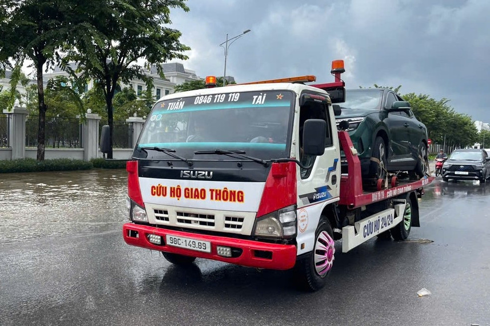 Hà Nội: Ô tô dính ngập nước vẫn nằm la liệt, xe cứu hộ chạy xuyên đêm không xuể