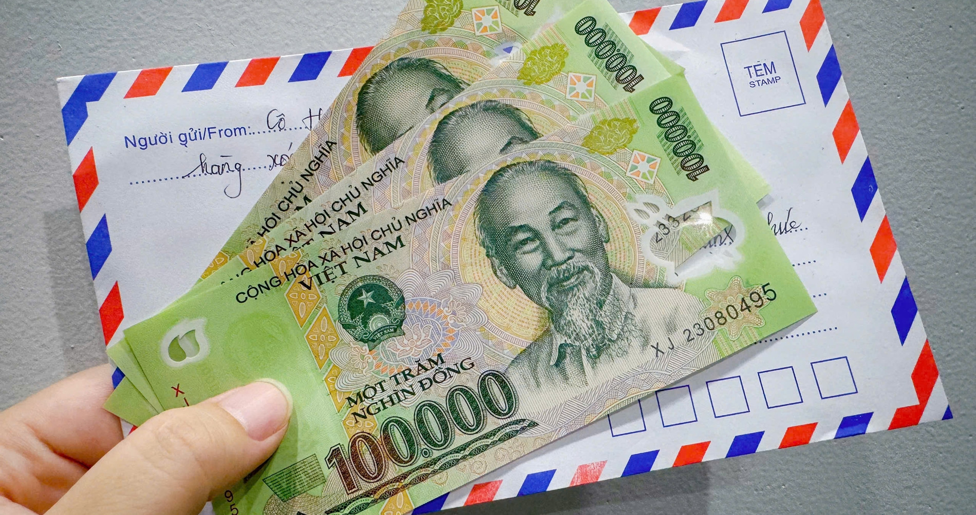 Hàng xóm đưa 3 con đi ăn cỗ cưới, mừng phong bì 300 nghìn gây bức xúc