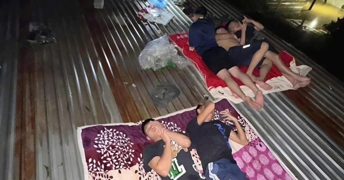 Hình ảnh &amp;apos;giấc ngủ trên mái nhà&amp;apos; trong vùng lũ khiến triệu người xót xa