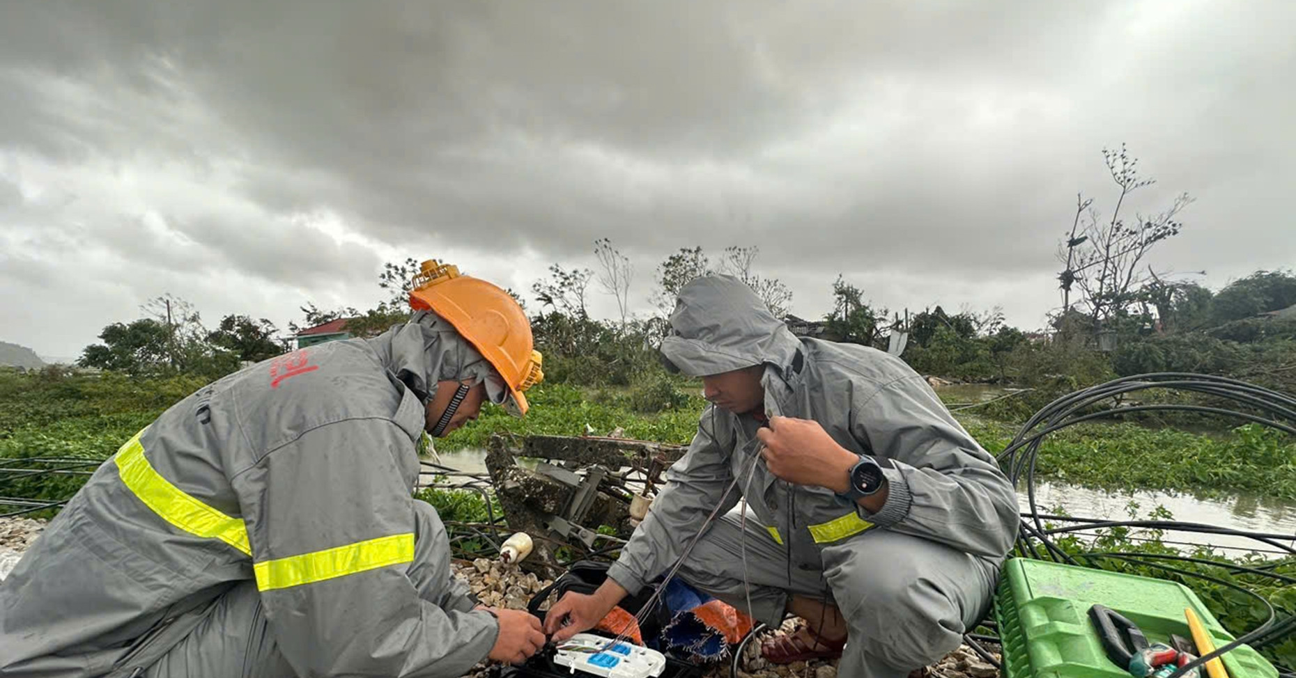 Hình ảnh nhân viên Viettel, MobiFone, VNPT căng mình ứng cứu thông tin sau bão Bualoi