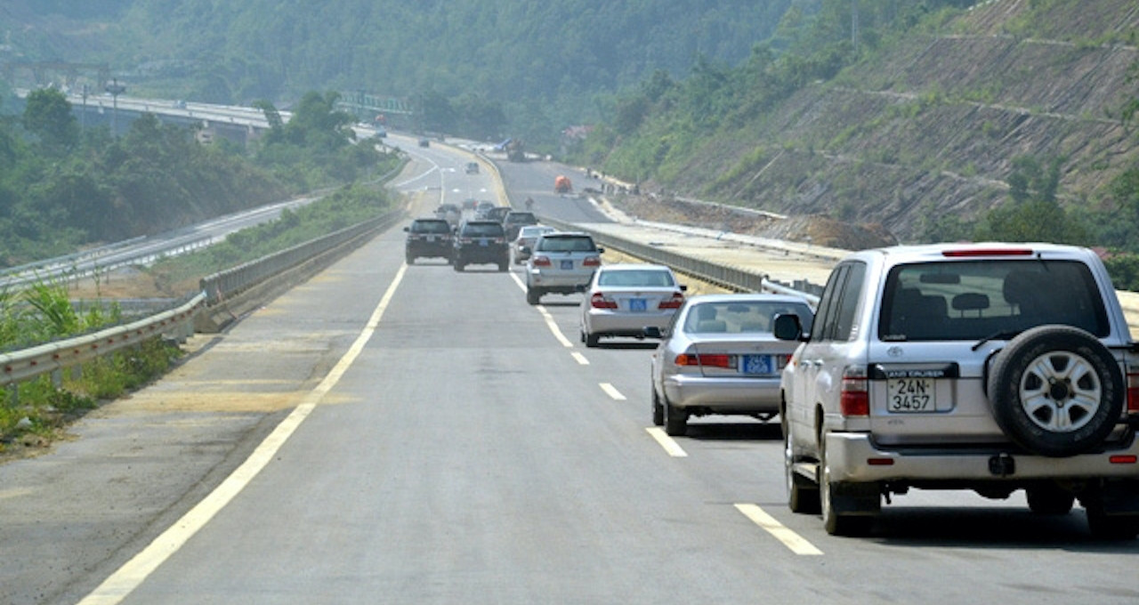 Hơn 7.600 tỷ đồng &amp;apos;nâng đời&amp;apos; 121km cao tốc Nội Bài – Lào Cai lên 4 làn xe