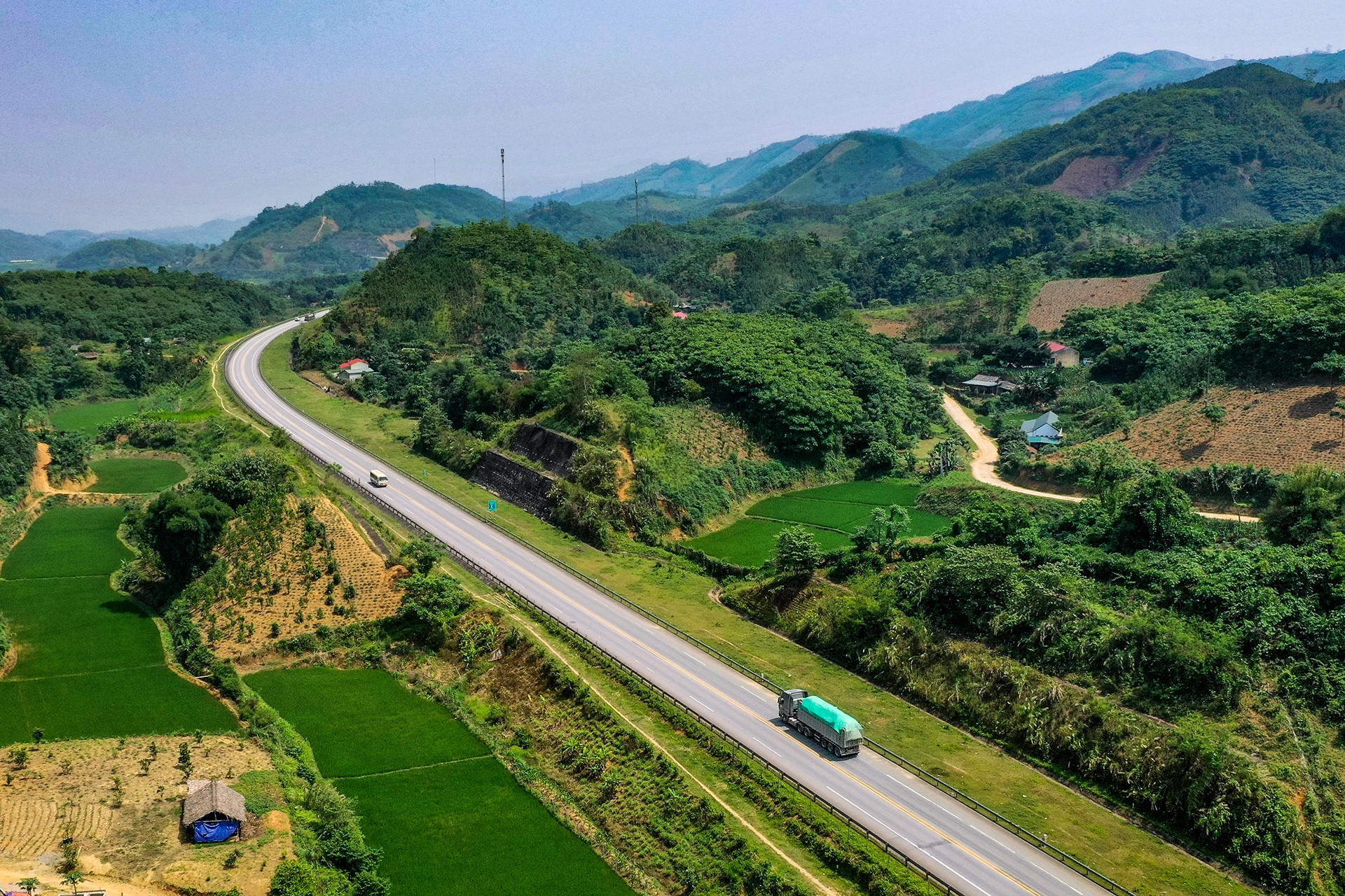 Hơn 7.600 tỷ đồng 'nâng đời' 121km cao tốc Nội Bài – Lào Cai lên 4 làn xe