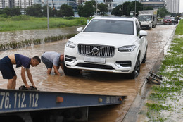 Khu nhà giàu Hà Nội mênh mông nước, đường lên cầu Nhật Tân vẫn như sông