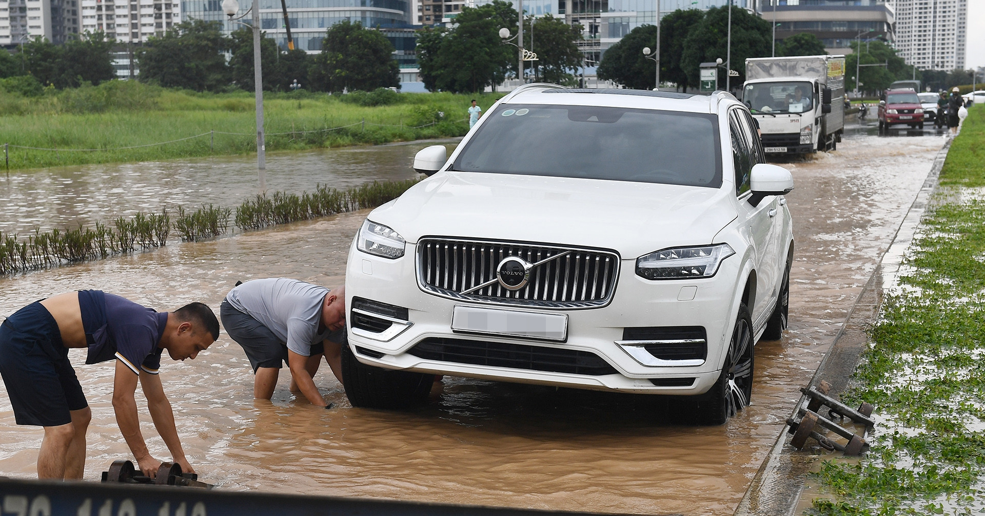 Khu nhà giàu Hà Nội mênh mông nước, đường lên cầu Nhật Tân vẫn như sông