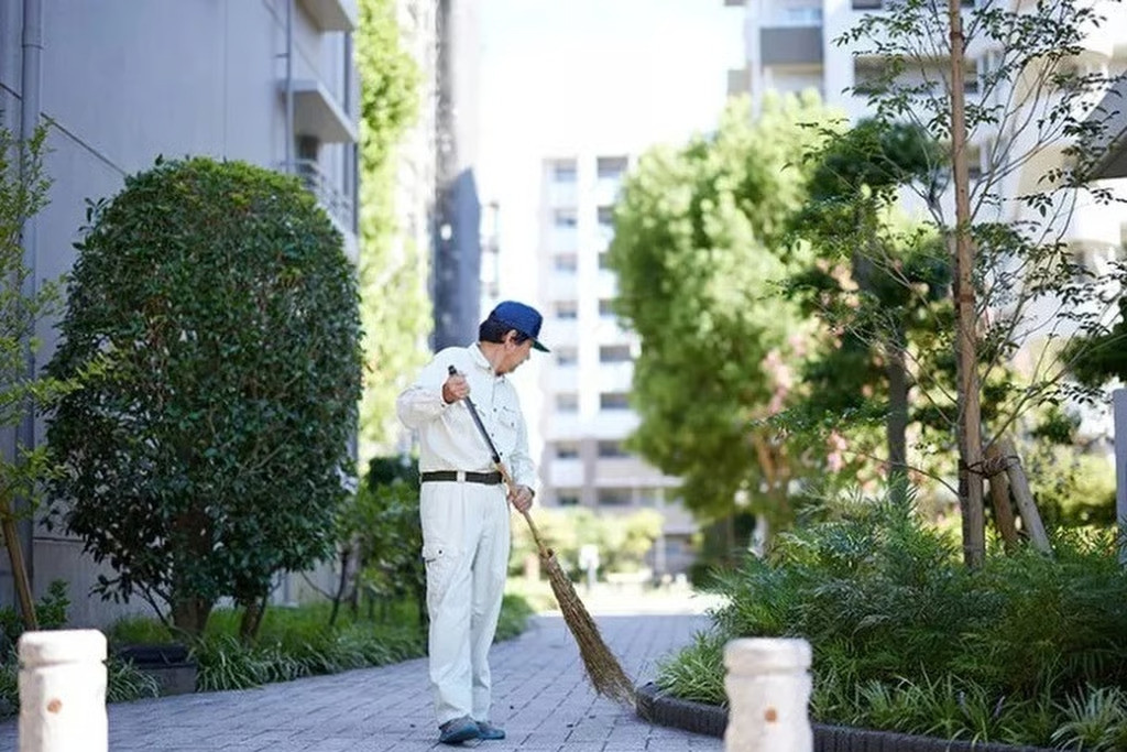 Kiếm hơn 5 tỷ đồng mỗi năm, người đàn ông U60 vẫn làm lao công ở chung cư