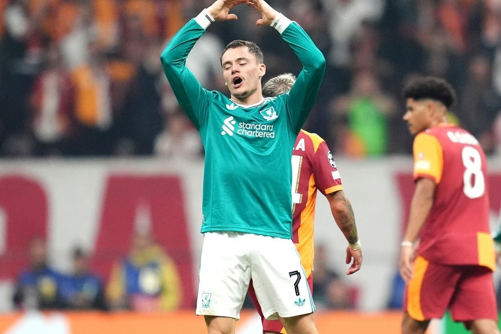 Liverpool thua liền 2 trận, Slot bị chỉ trích cho đội chơi… bóng rổ