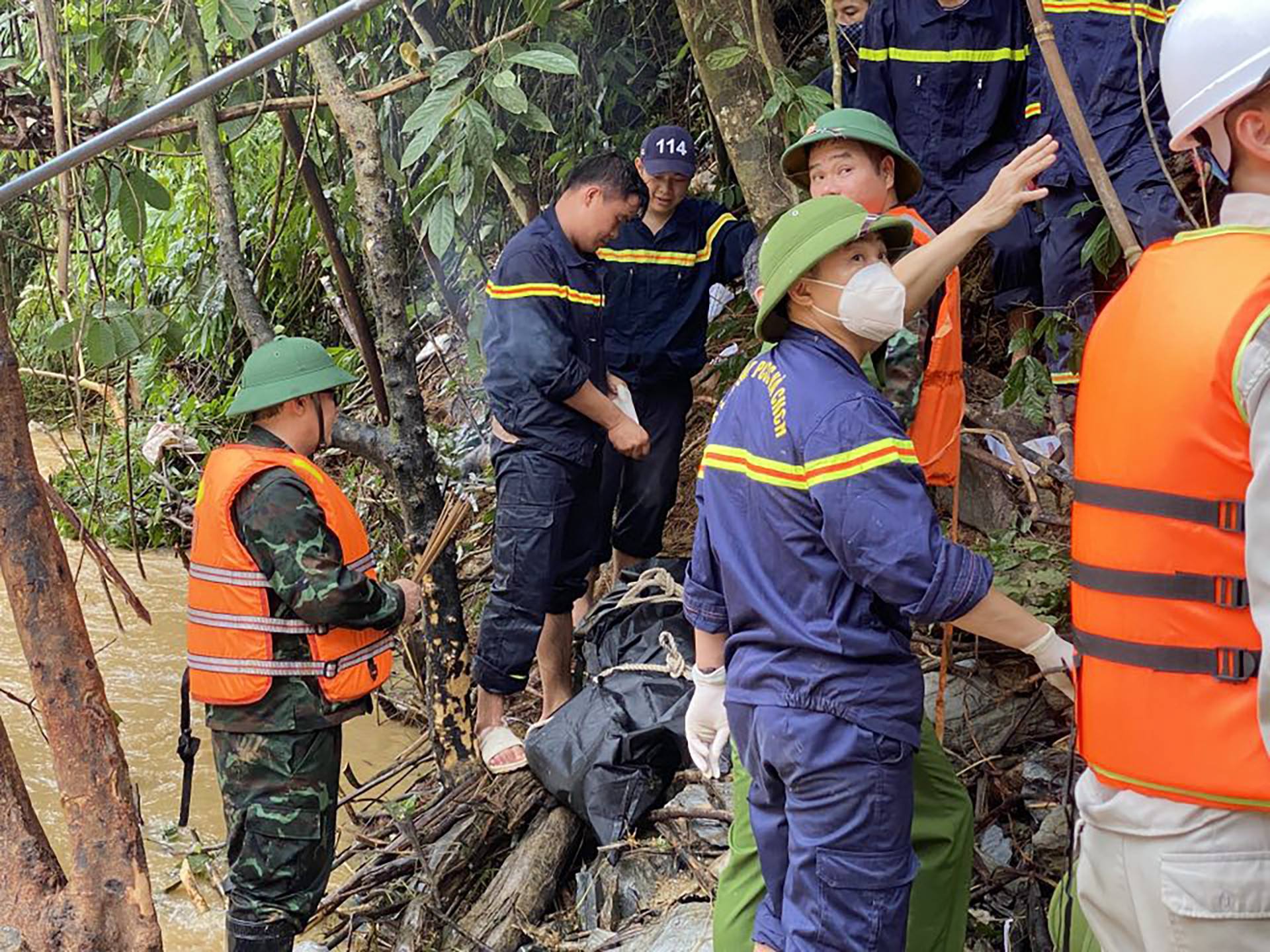 Lũ dữ 'xoá sổ' nhà điều hành dự án cao tốc, hiện trường tìm kiếm nạn nhân mất tích