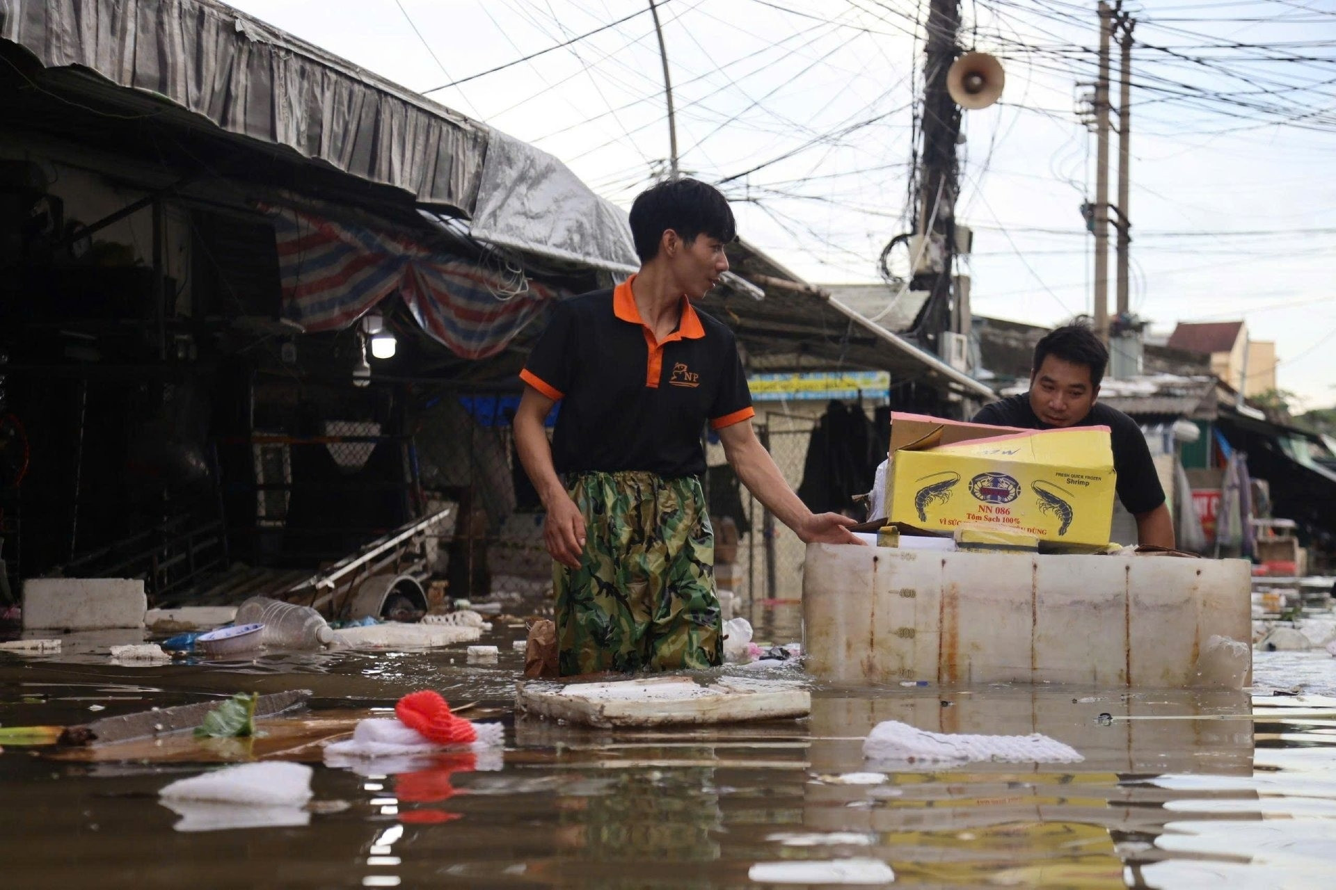 Lũ tràn về sau bão số 10, tiểu thương Nghệ An lội nước vớt tài sản