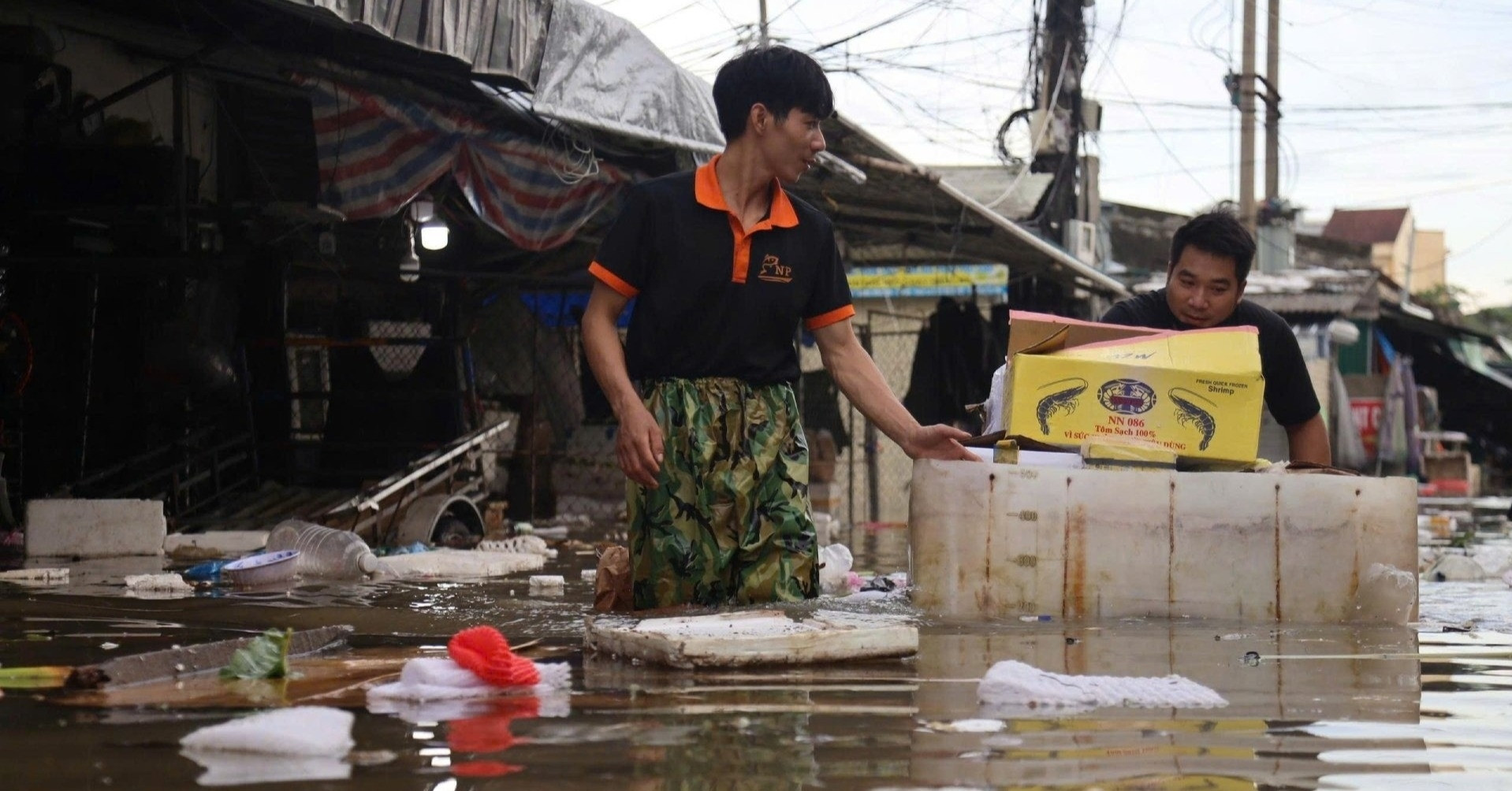 Lũ tràn về sau bão số 10, tiểu thương Nghệ An lội nước vớt tài sản