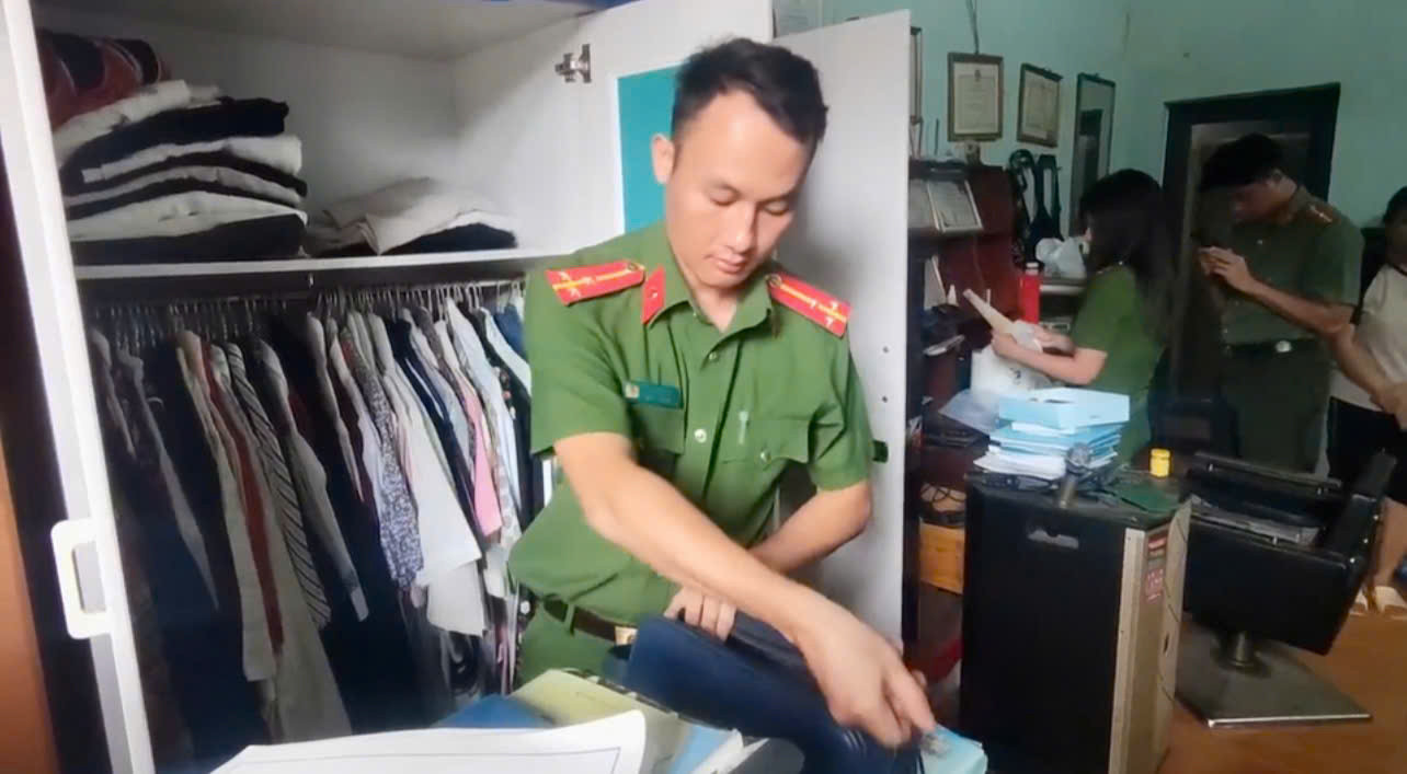 Lực lượng Công an khám xét chỗ ở của Tuân.jpg