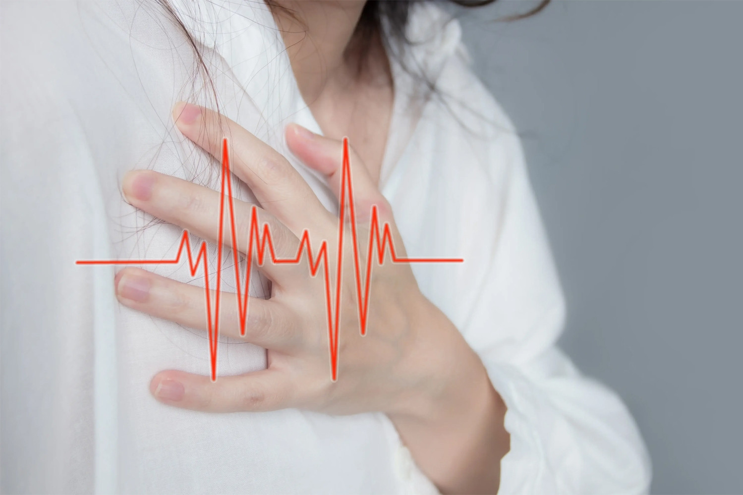 Năm triệu chứng có thể xuất hiện 1 tháng trước cơn đau tim