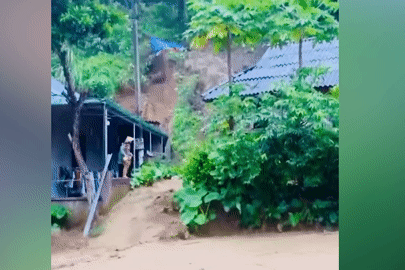 Người dân la hét khi ngôi nhà bị sạt lở đất đánh sập chỉ trong vài giây