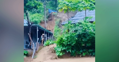 Người dân la hét khi ngôi nhà bị sạt lở đất đánh sập chỉ trong vài giây