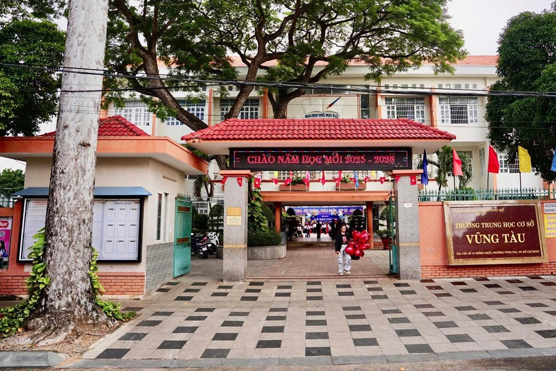 Nổ lớn kèm chập điện trong giờ học, 1.400 học sinh phải sơ tán khẩn cấp