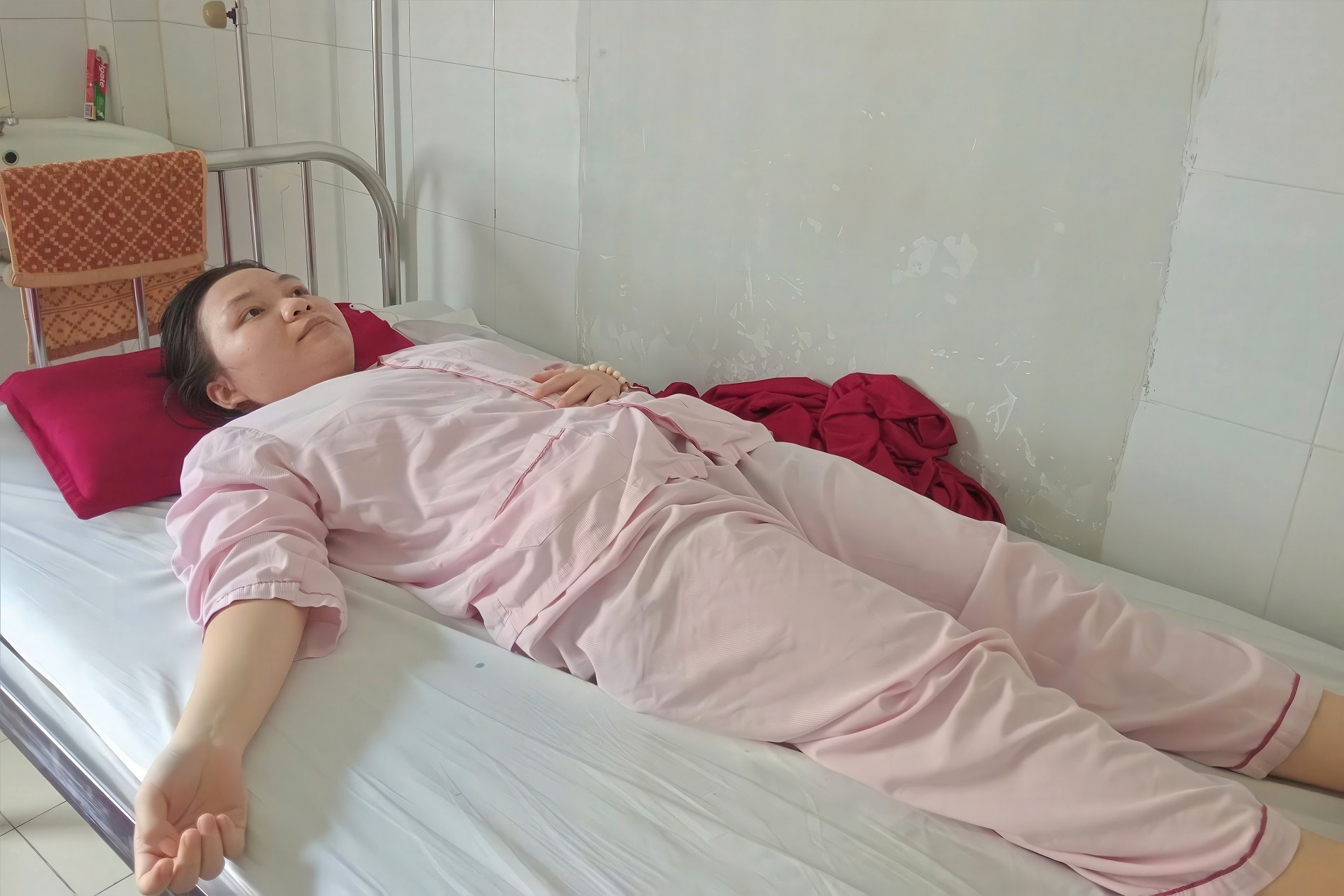 Nữ sinh vừa đỗ đại học thì nhận tin dữ, cha nghèo bất lực không có tiền cứu con