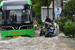 Phố vẫn như sông, người Hà Nội tính 'trăm phương nghìn kế' đến cơ quan chấm công