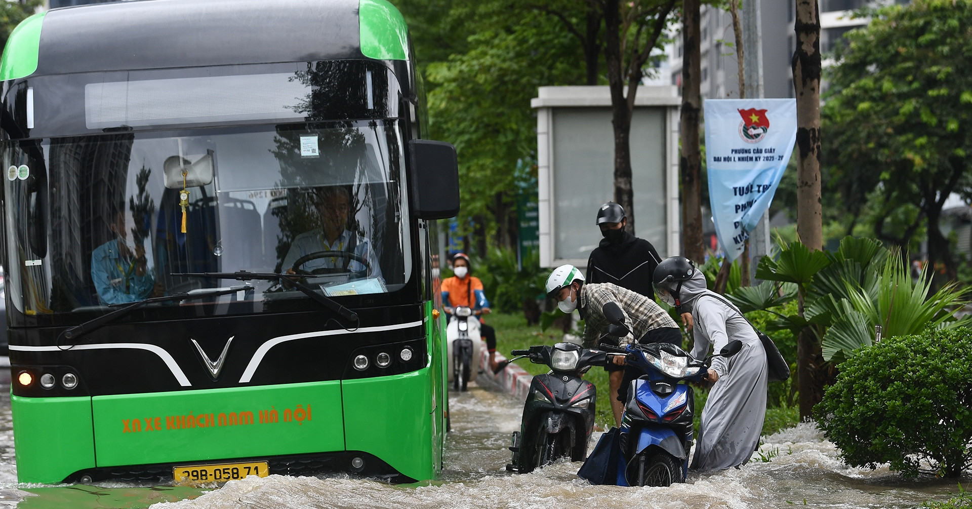 Phố vẫn như sông, người Hà Nội tính &amp;apos;trăm phương nghìn kế&amp;apos; đến cơ quan chấm công