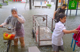Phụ huynh than phiền 'ngành giáo dục Hà Nội thiếu chủ động' khi mưa ngập lớn