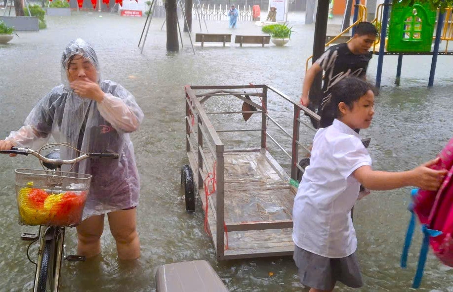 Phụ huynh than phiền 'ngành giáo dục Hà Nội thiếu chủ động' khi mưa ngập lớn