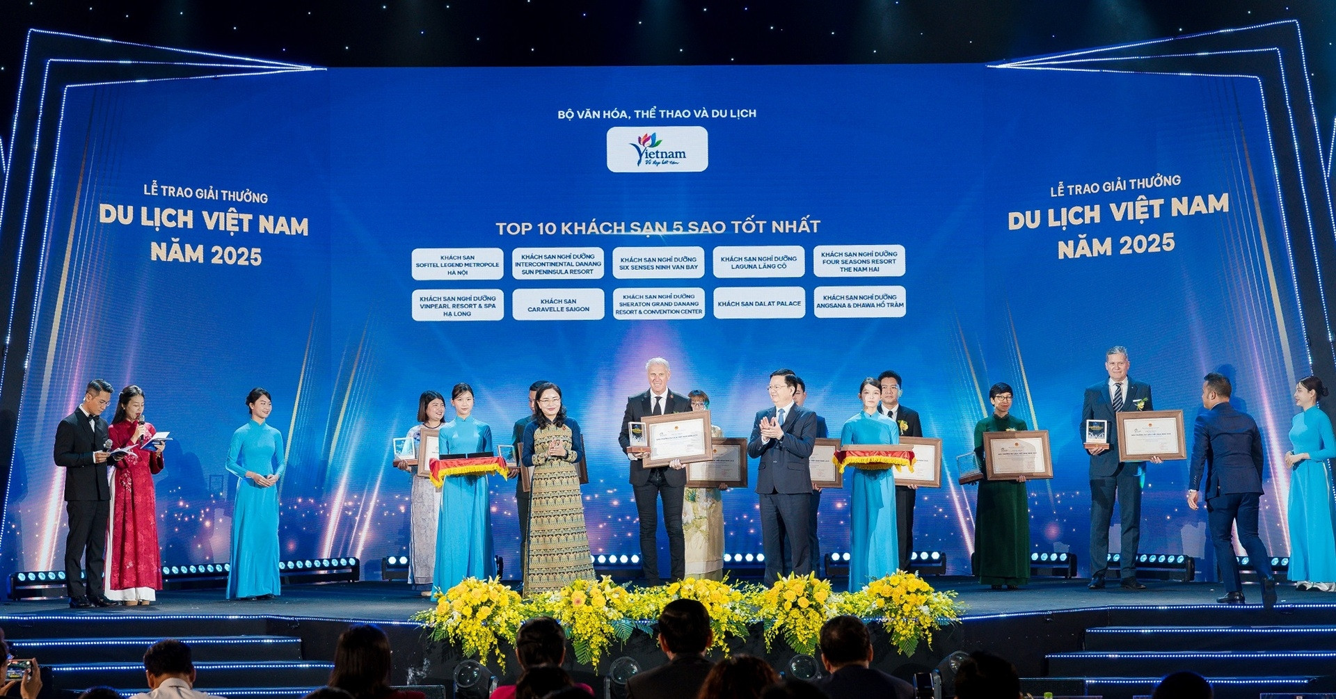 Sheraton Grand Danang được vinh danh Top 10 khách sạn 5 sao tốt nhất Việt Nam