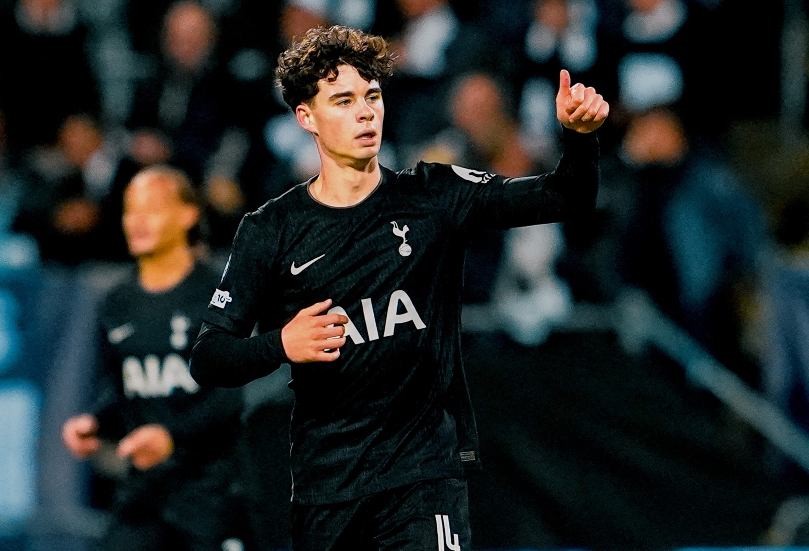 Tottenham thoát hiểm phút 89