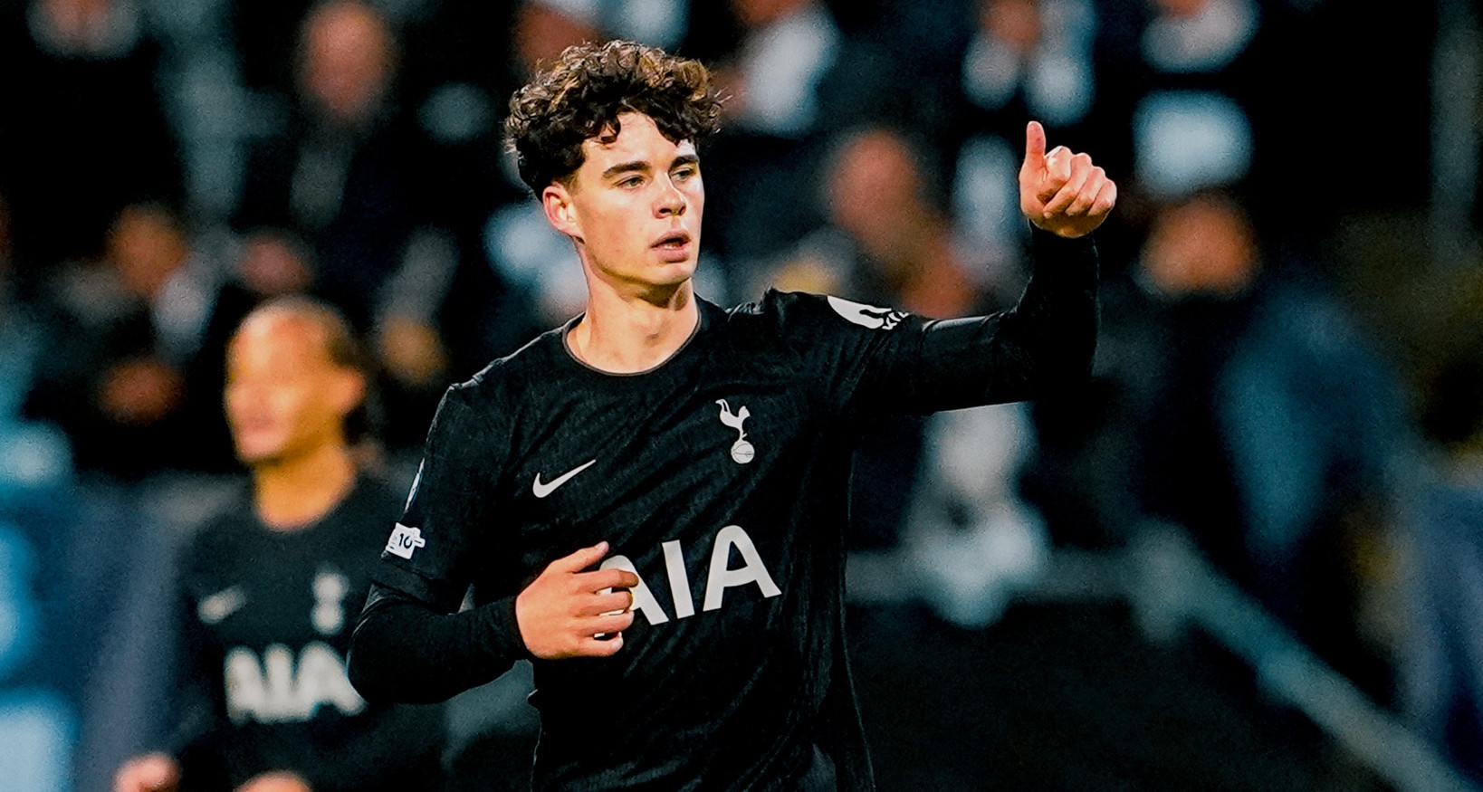 Tottenham thoát hiểm phút 89