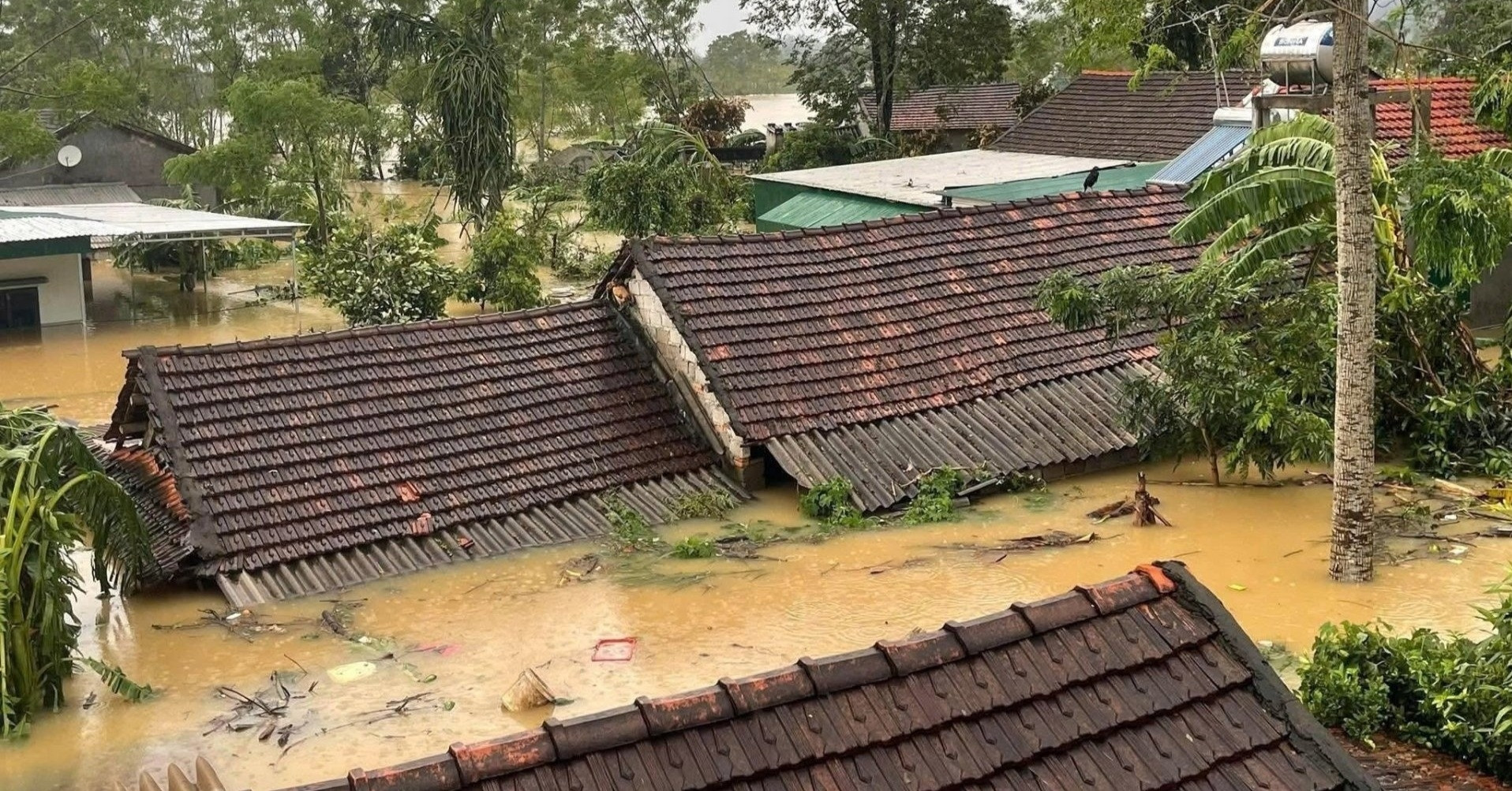 Từ rốn ngập ở Nghệ An, Chủ tịch xã kêu gọi &amp;apos;bà con tự cứu lấy mình trước&amp;apos;