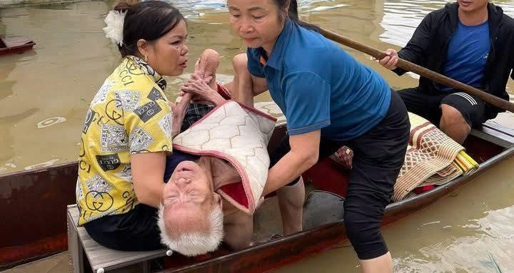 Từ rốn ngập ở Nghệ An, Chủ tịch xã kêu gọi 'bà con tự cứu lấy mình trước'