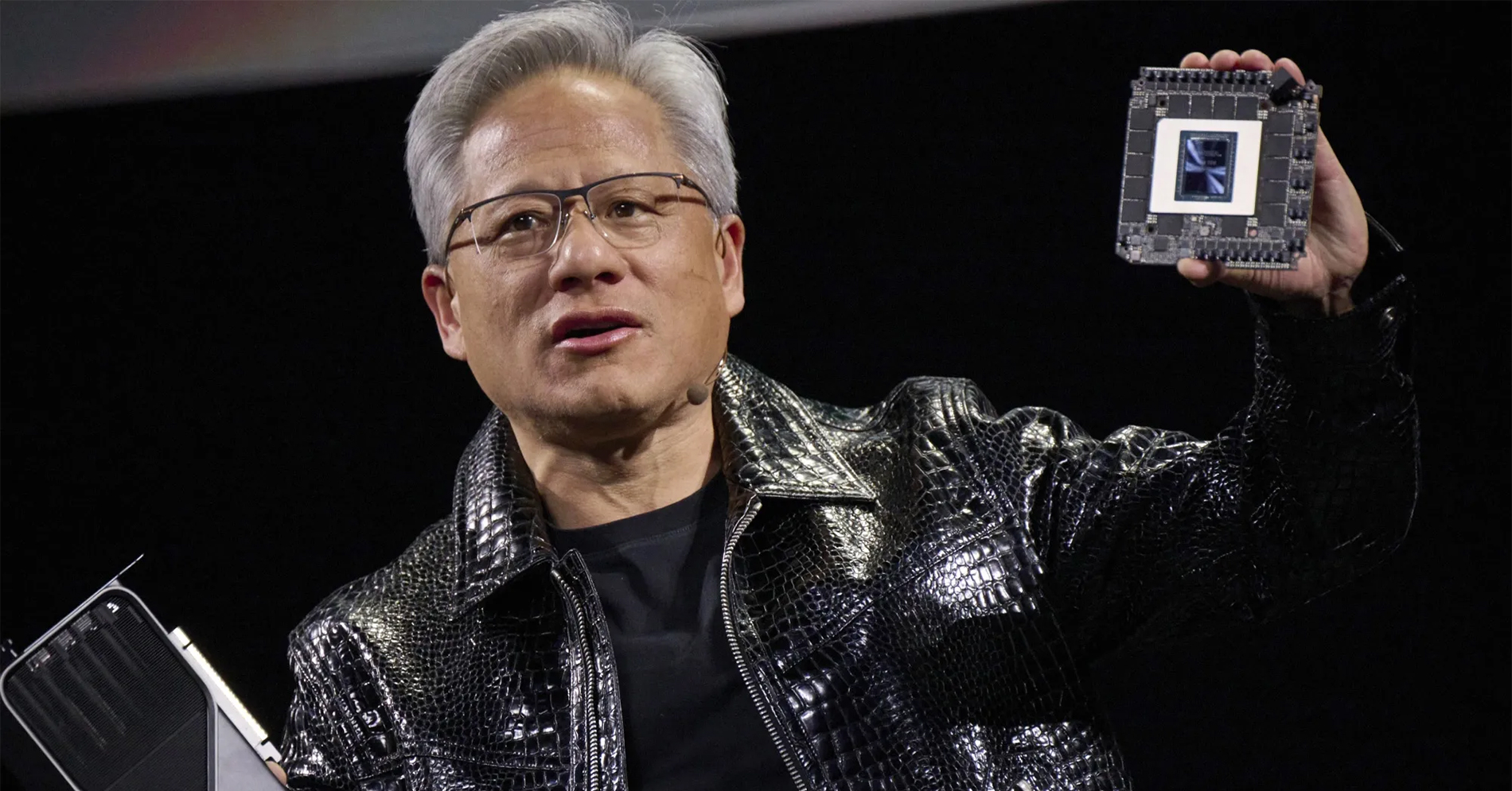 Vốn hóa Nvidia vượt 4,5 nghìn tỷ USD, cuộc bùng nổ AI tiếp tục "nóng"