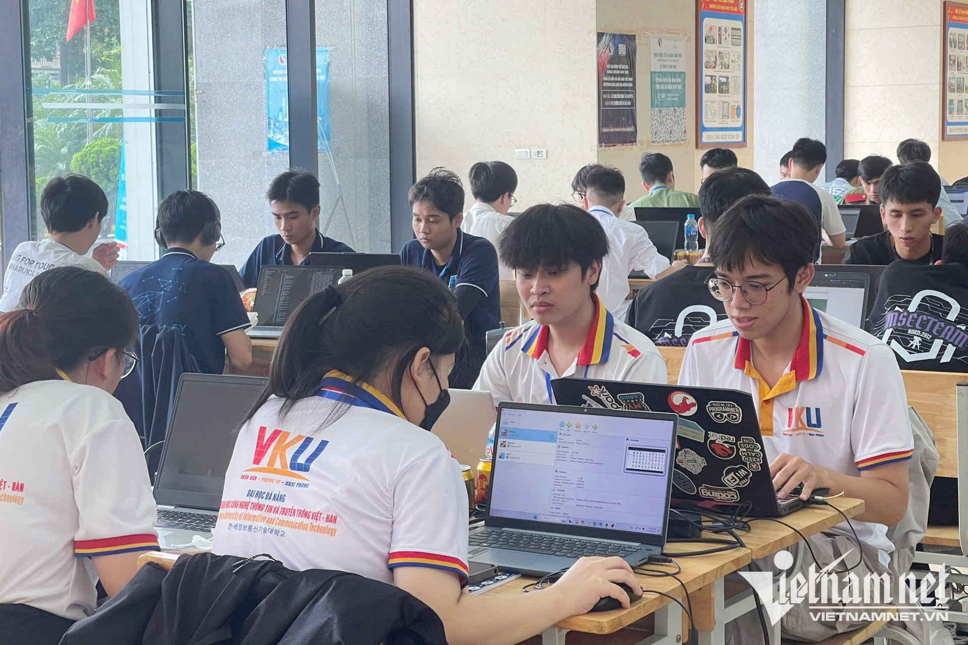 W-sinh vien voi an ninh mang.jpg