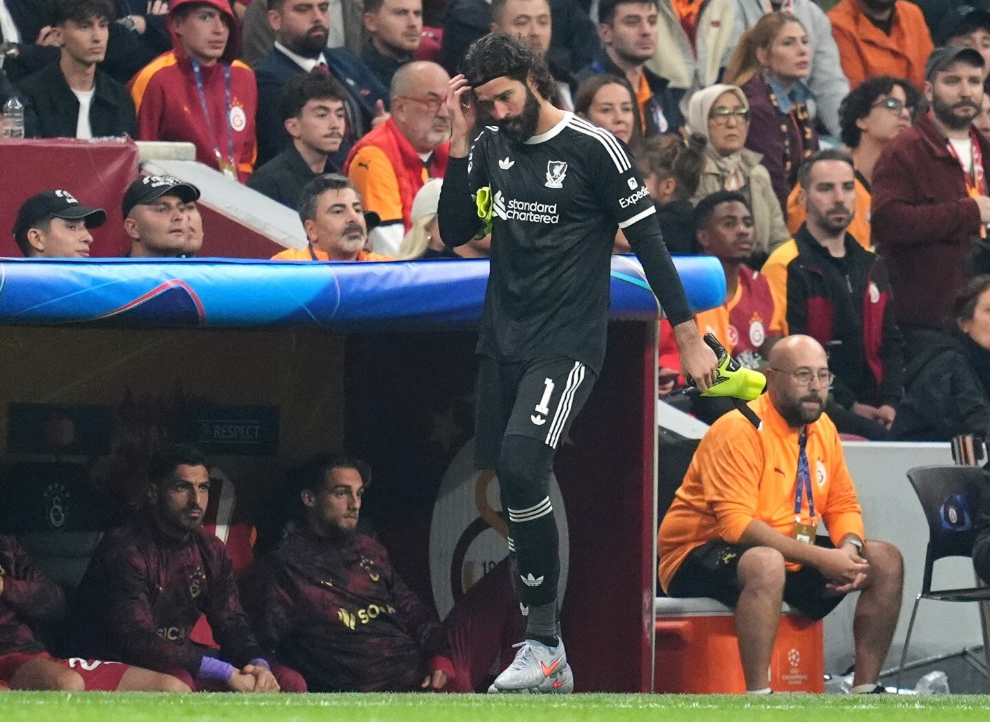 www_thesun_co_uk អ្នកចាំទី Alisson Becker របស់ Liverpool មើលទៅ 1027838192 (1).jpg