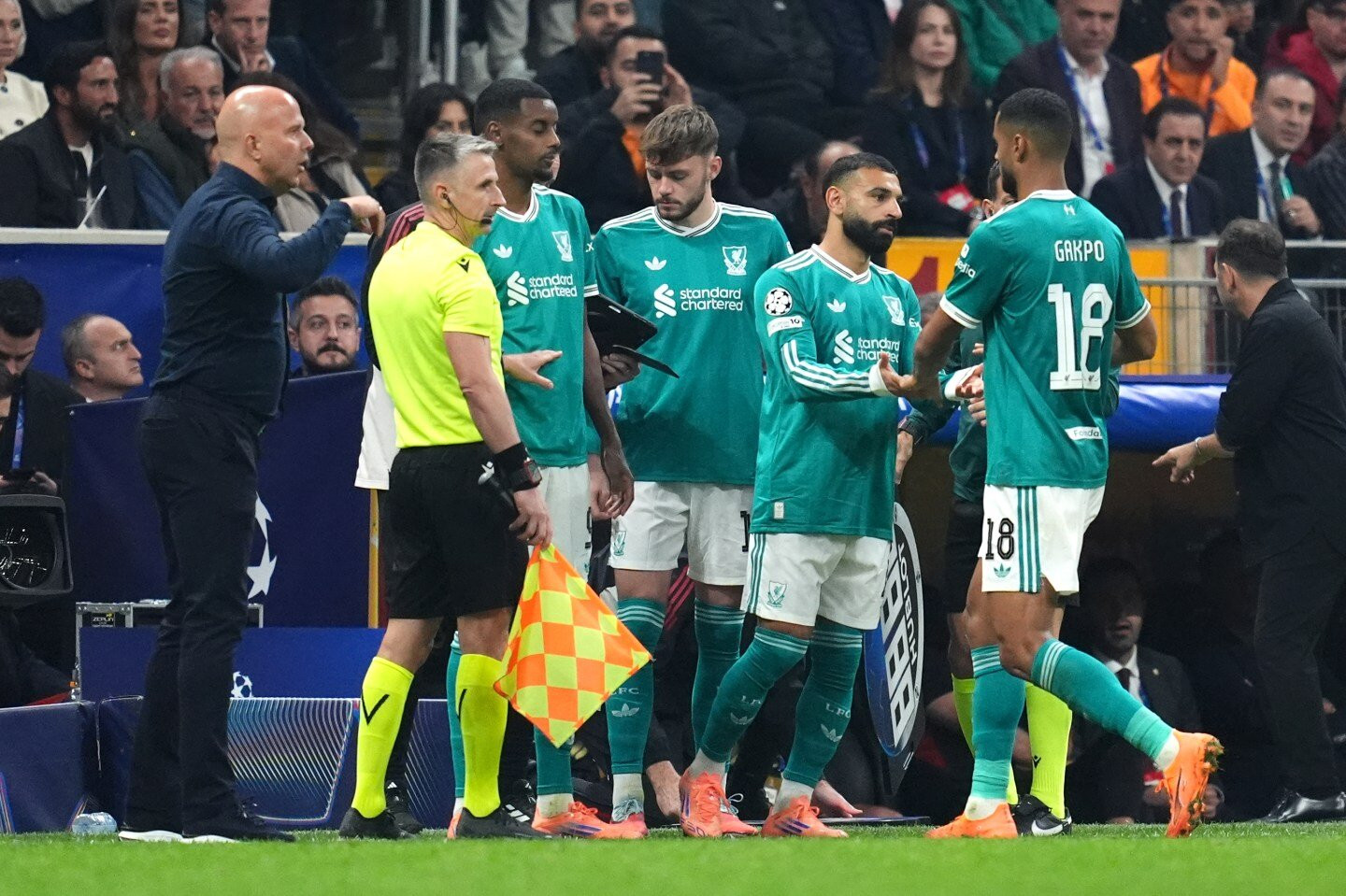 www_thesun_co_uk អ្នកចាំទី Liverpool កីឡាករ Alisson Becker មើលទៅ 1027838192.jpg