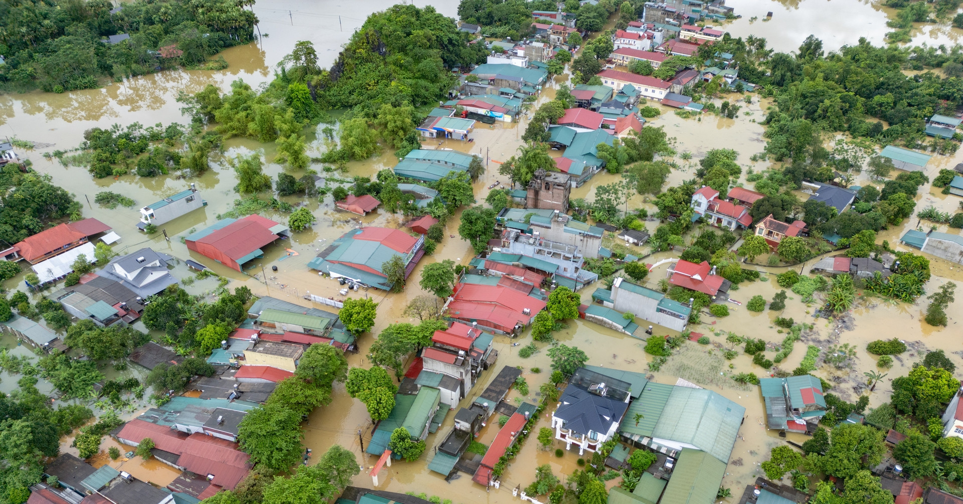 Xót xa hình ảnh nhà dân ở phường Hà Giang 1 chìm trong biển nước