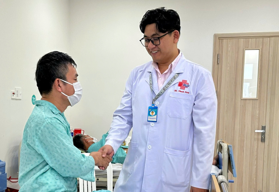 01 Người bệnh T.D.L. đang được bác sĩ dặn dò trước khi xuất viện.png