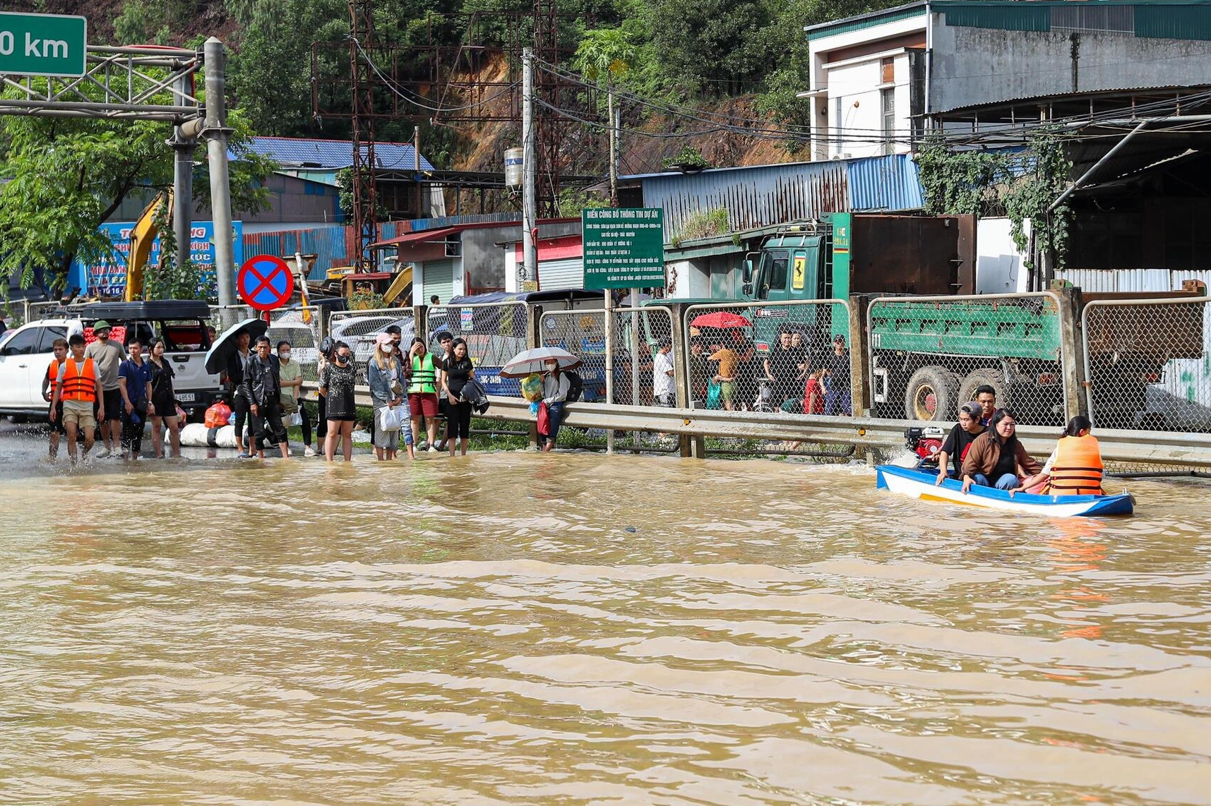Bản tin sáng 10/10: Cao tốc Hà Nội-Thái Nguyên ngập đến nửa mét, đi lại khó khăn