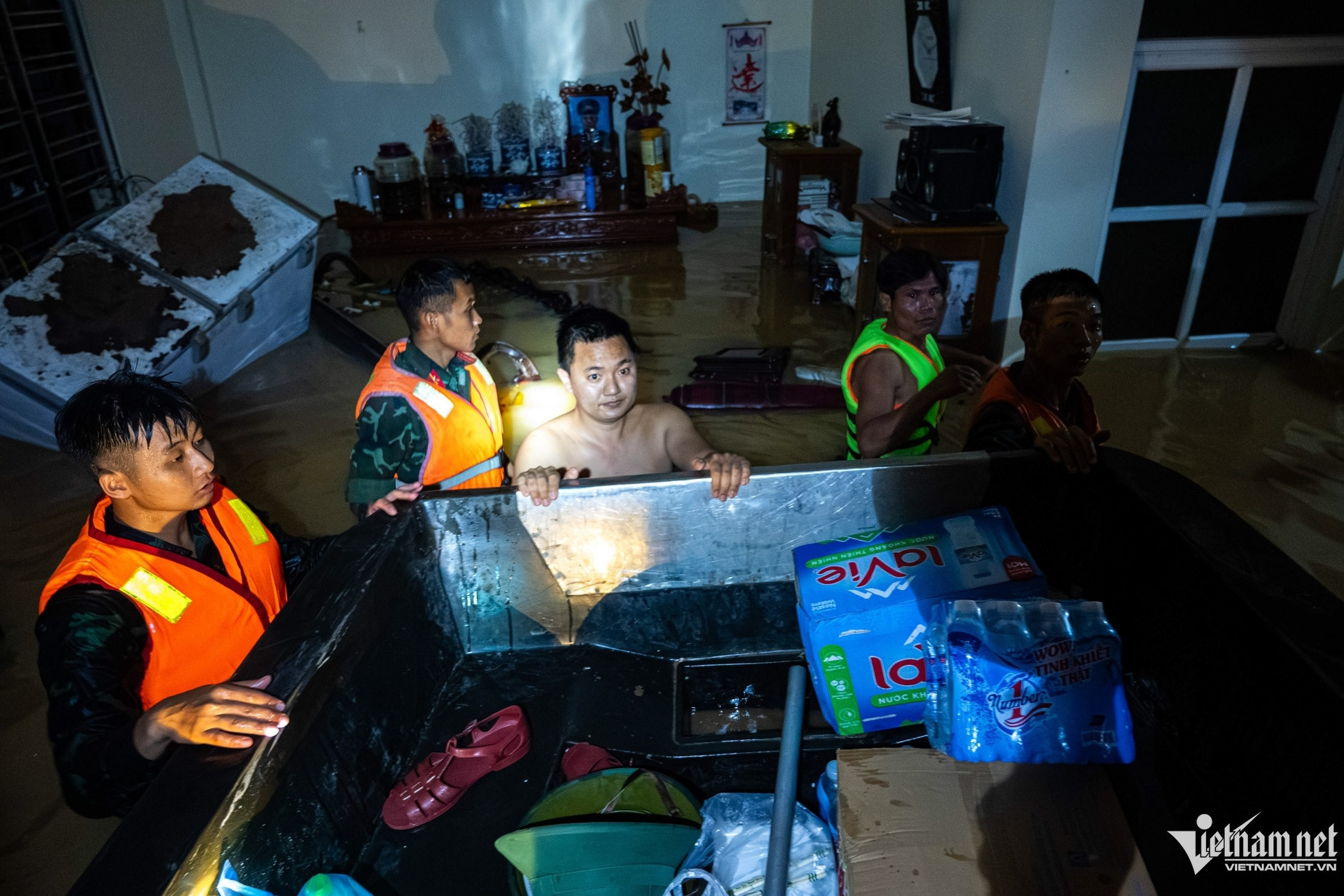 Bản tin trưa 10/10: Trắng đêm mang từng hộp cơm cho người dân Hà Nội bị cô lập