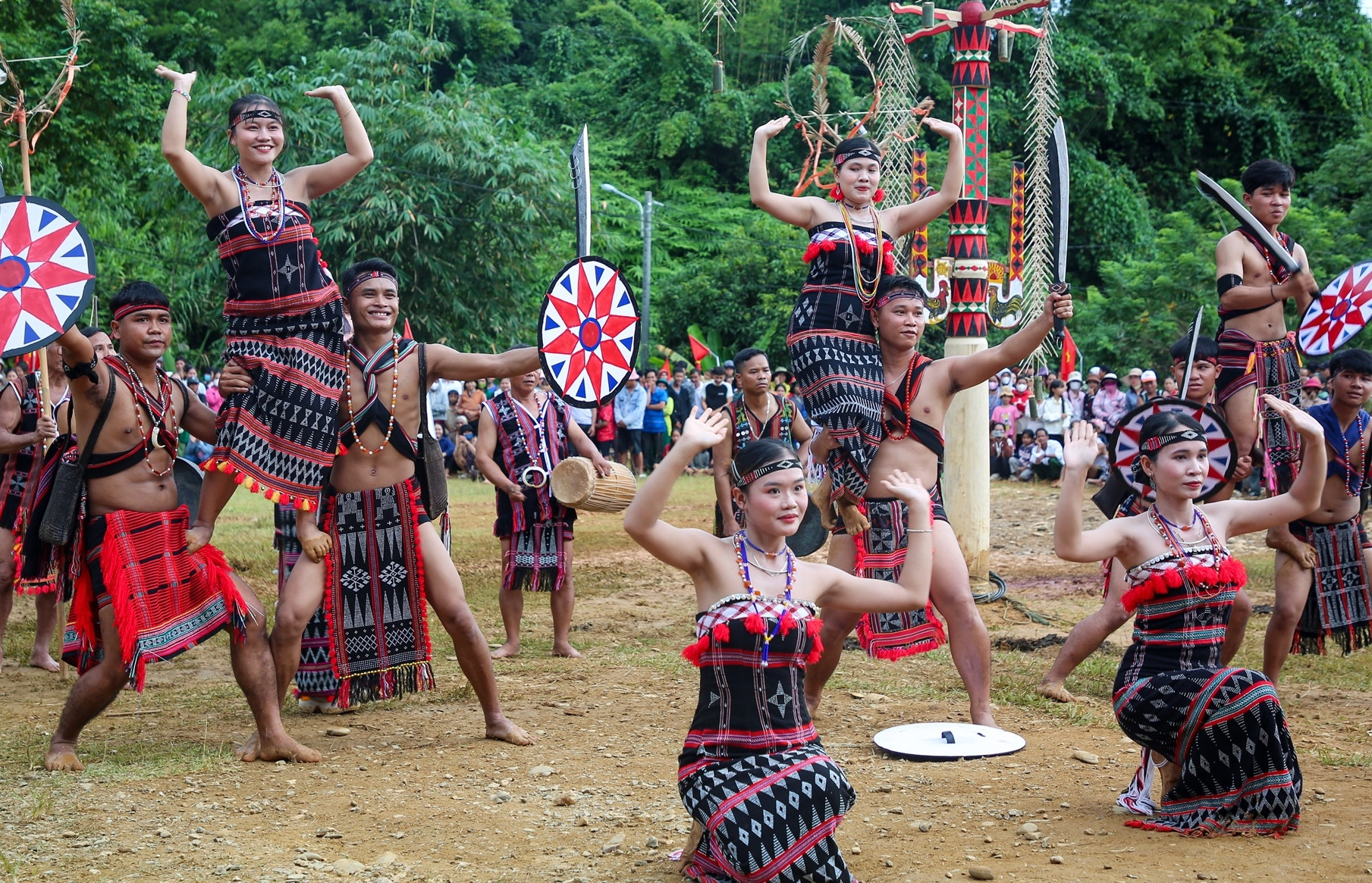 Độc đáo 'vũ điệu dâng trời' của người Cơ Tu